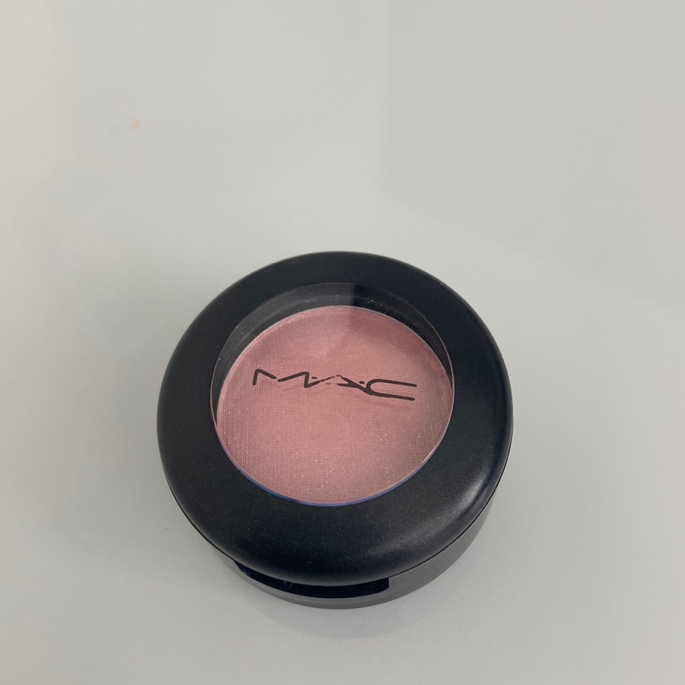 MAC Hearts-A-Flutter Satin Eye Shadow